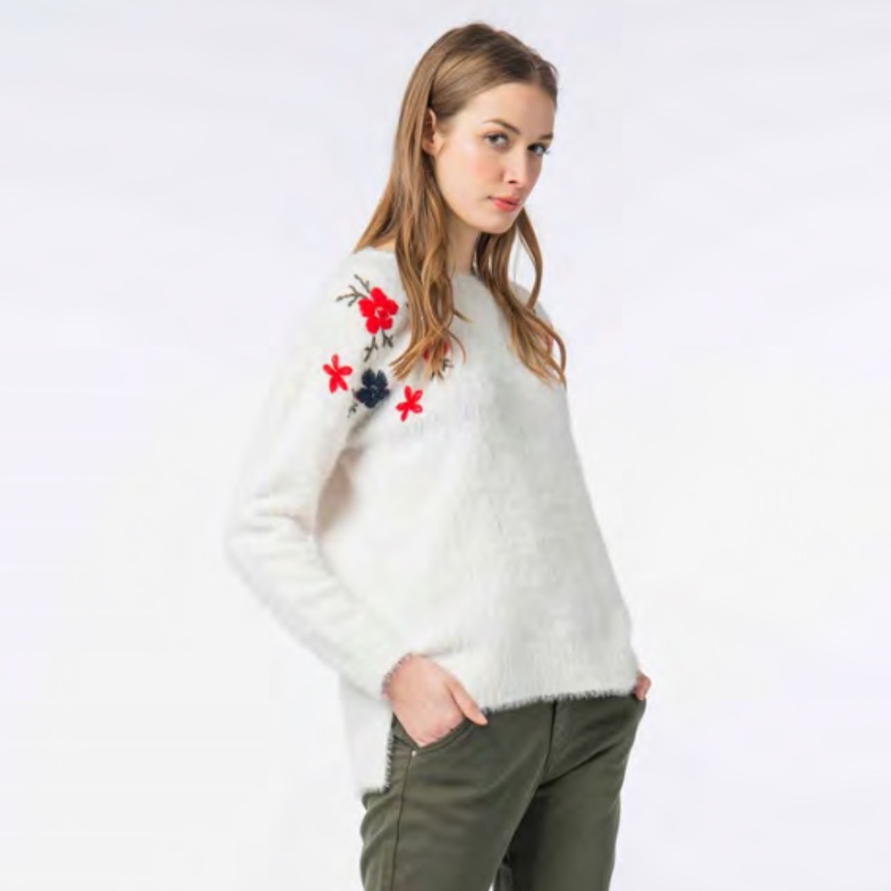Flower embroidered white pullover